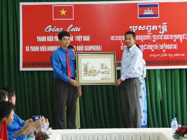 Đoàn đại biểu Hội Liên hiệp Thanh niên tỉnh Mondulkiri thăm và giao lưu với thanh niên Đắk Lắk